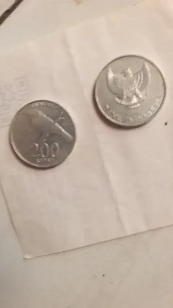 Uang koin Rp 200 gambar Burung Jalak Bali th.emisi 2003.