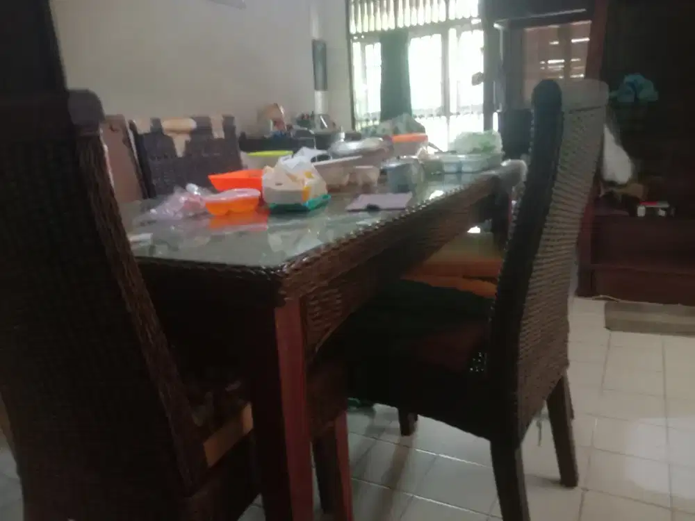 Meja makan 6 orang