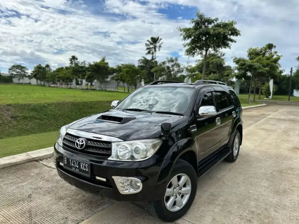 Toyota Fortuner G 2.7 Lux Automatic 2010 bensin
Hitam