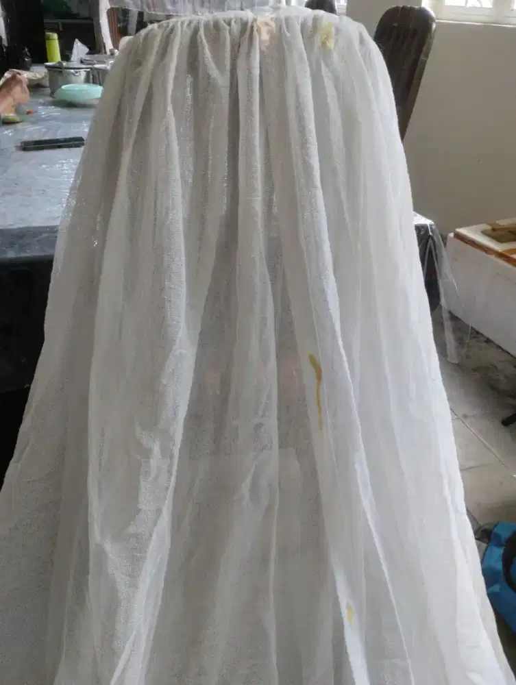 Kelambu tempat tidur bayi.