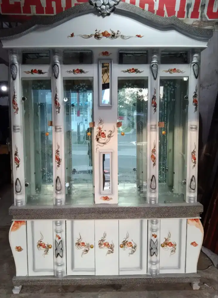Lemari Pajangan Kristal 4 Pintu Modern