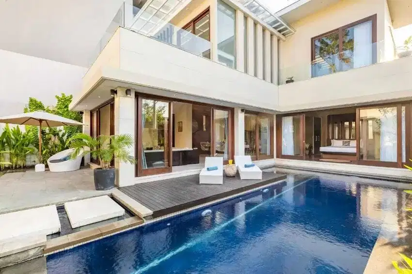 Dijual villa posisi hook di jalan utama Batu Bolong