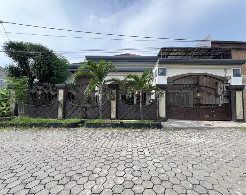 Jual rumah Rungkut Asri dekat MERR row jalan 4 mobil
