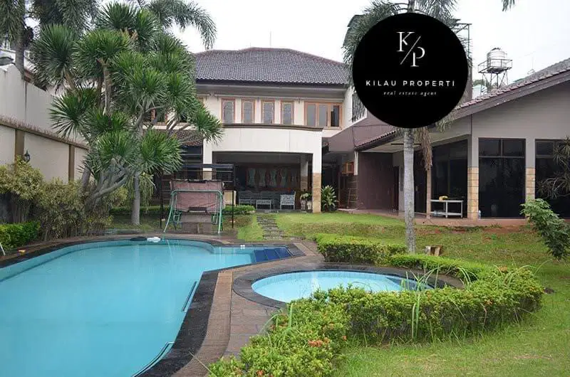 Dijual Rumah Mewah ada Kolam Renang Semi Furnish di Lapangan Tembak