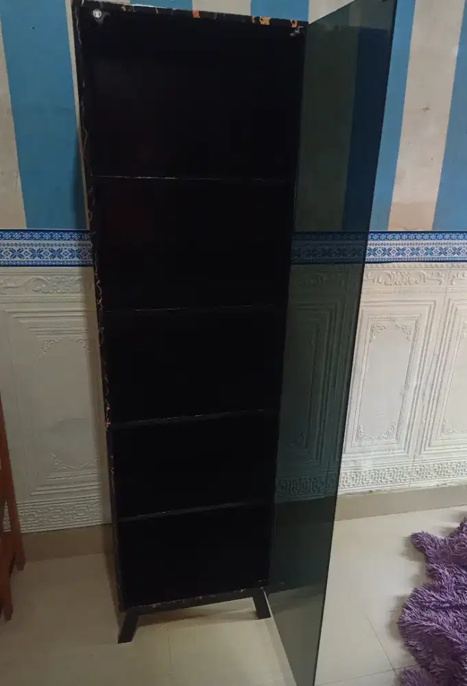 Lemari tas dg kaca hitam