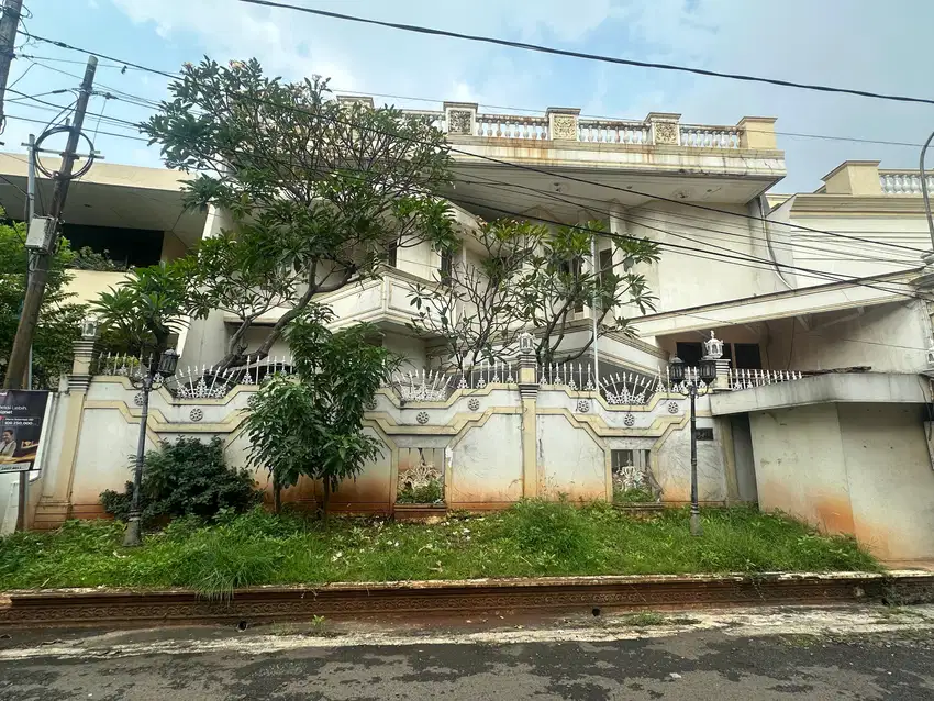 Rumah berkonsep Classic, Amandole, Tomang Jakarta Barat