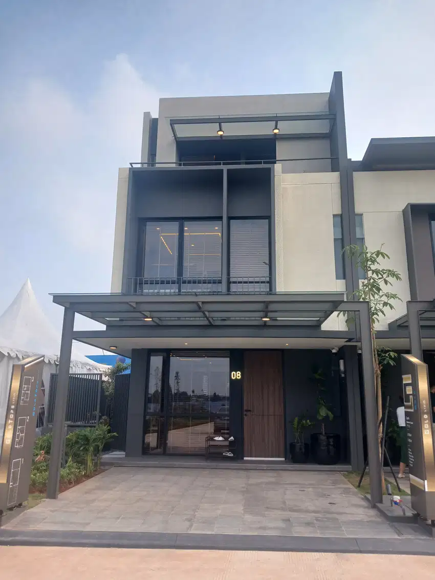 Rumah 3 lantai Gold Tops Livin Lippo Cikarang