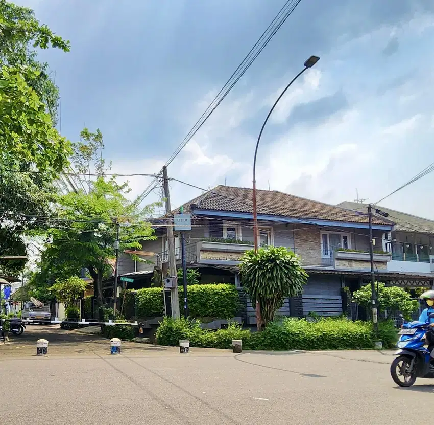 Rumah Hook di Pinggir Jalan Raya Bintaro Jaya Jakarta Selatan
