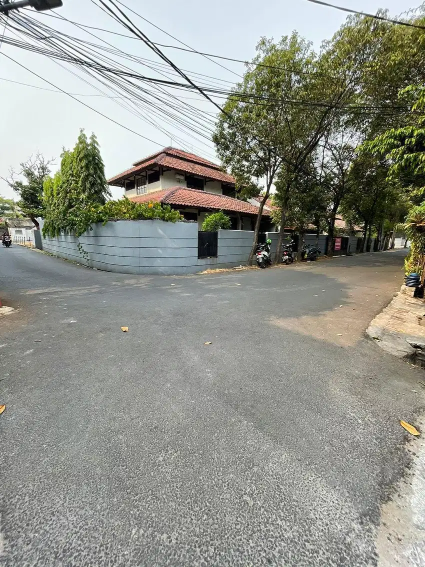 RUMAH TUA HITUNG TANAH KEMANG JAKARTA SELATAN DEKAT JALAN UTAMA