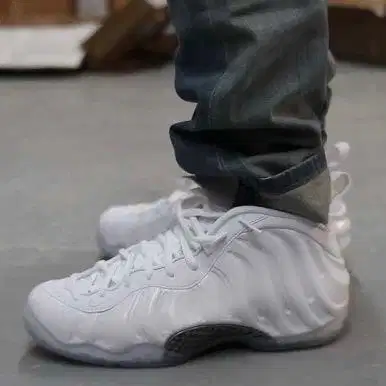 SEPATU BASKET NIKE ZOOM FOAMPOSITE SNEAKERS
