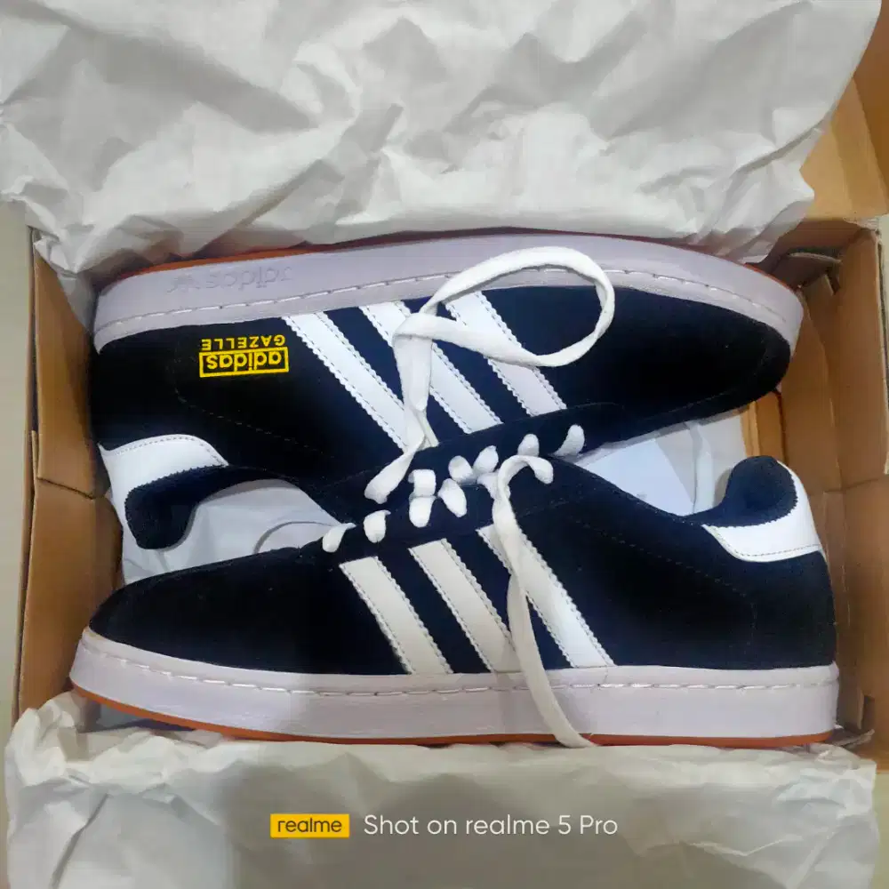 Sepatu pria wanita adidas
