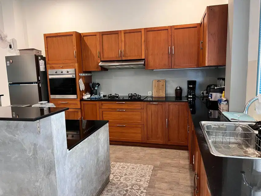 4 KT - 2 KM - 350 m2 - Rumah Disewakan