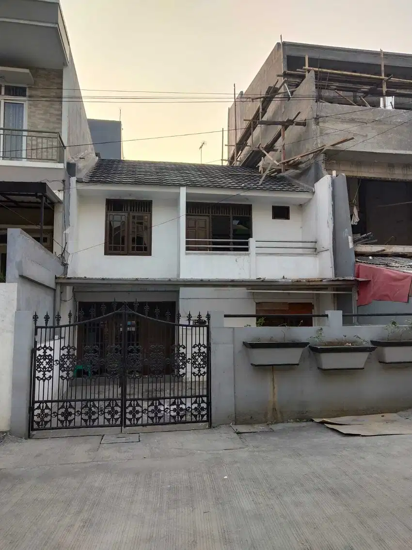 Dijual rumah tua hitung tanah di Pondok Gading Utama Jakarta Utara