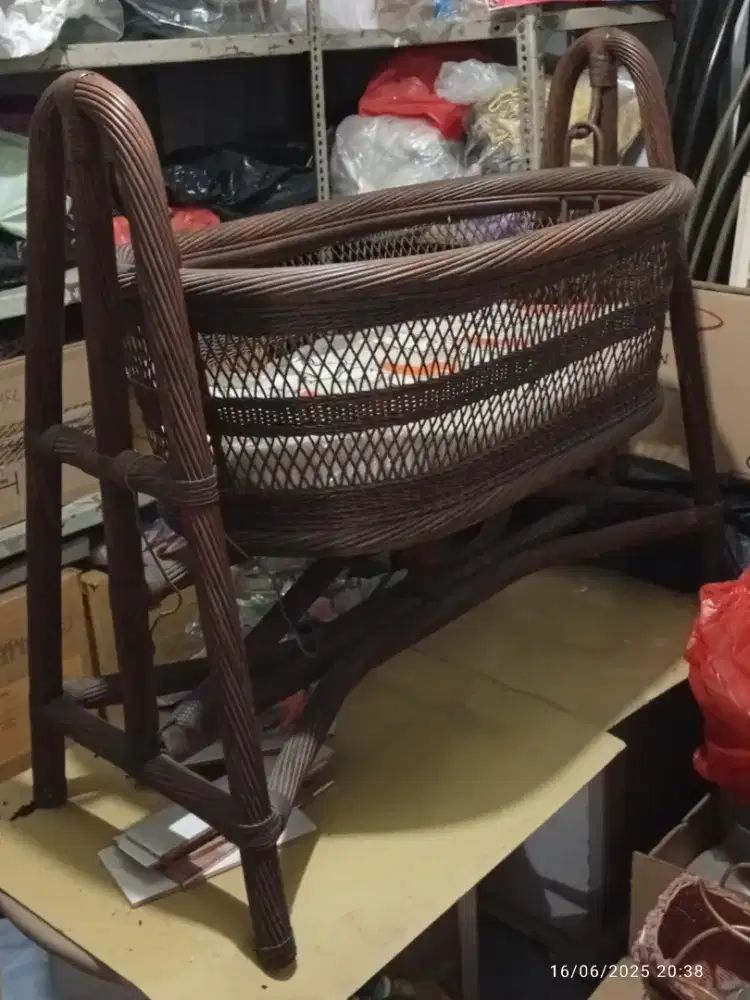 Ranjang Bayi Goyang Rotan