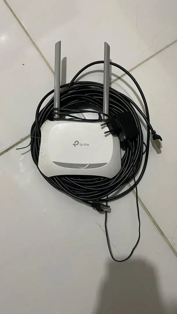 Router TP Link dan Kabel LAN