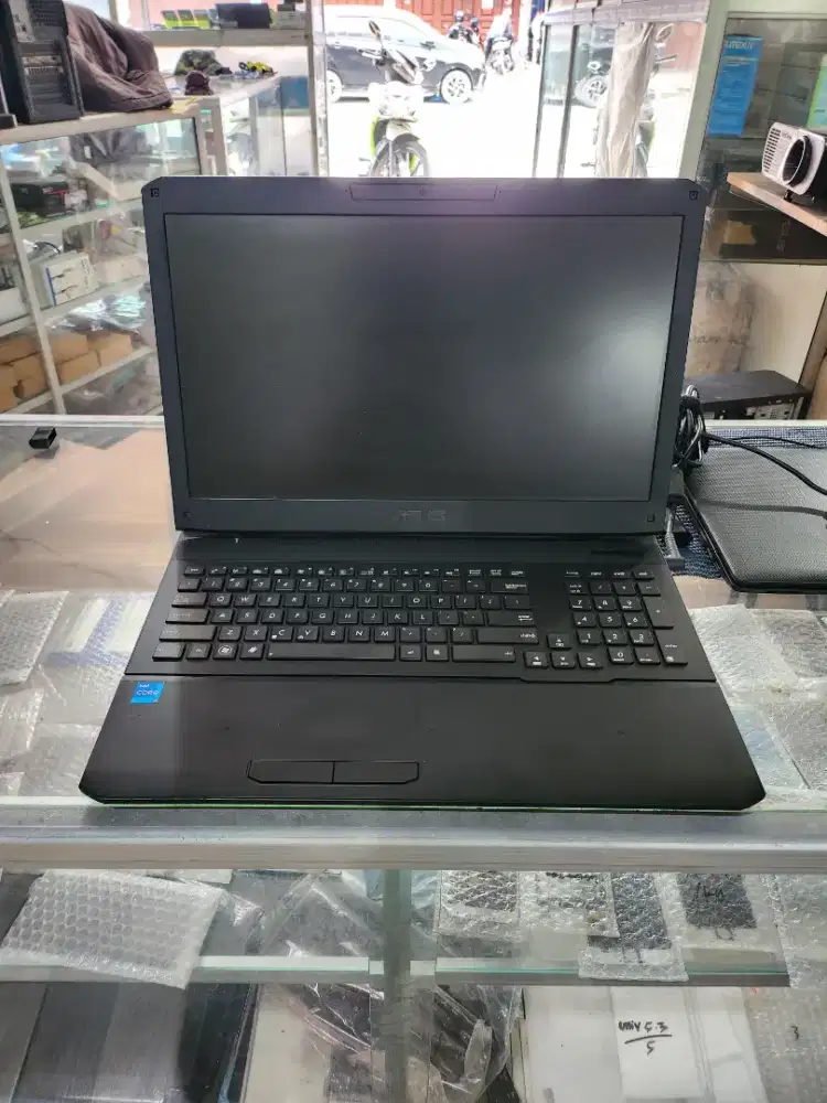 asus ROG core i7. ram 32gb. ssd 3Tb. GtX750. 17inch. batre soak