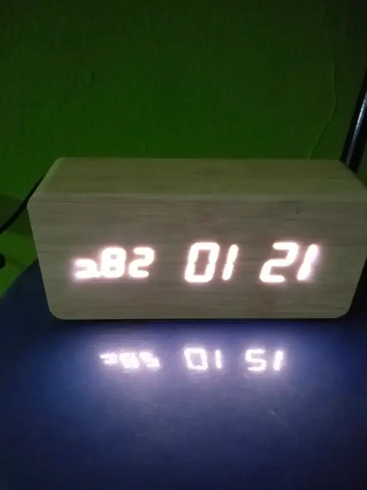 Jam meja digital dan suhu ruang nego