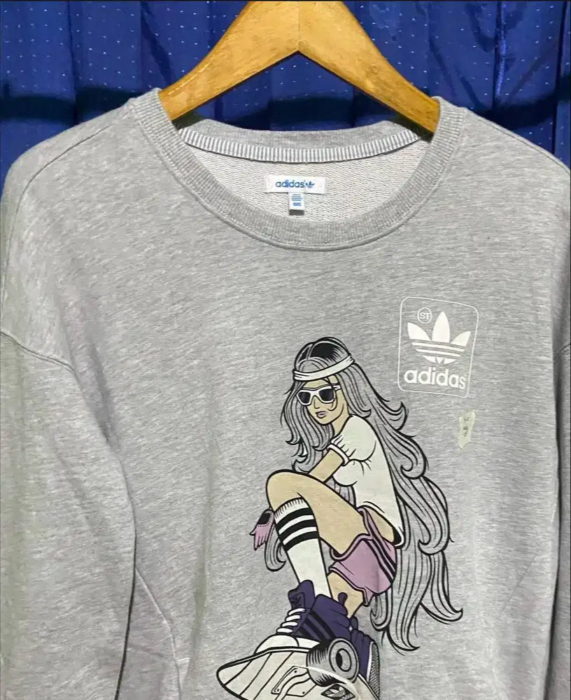 Crewneck adidas bergambar