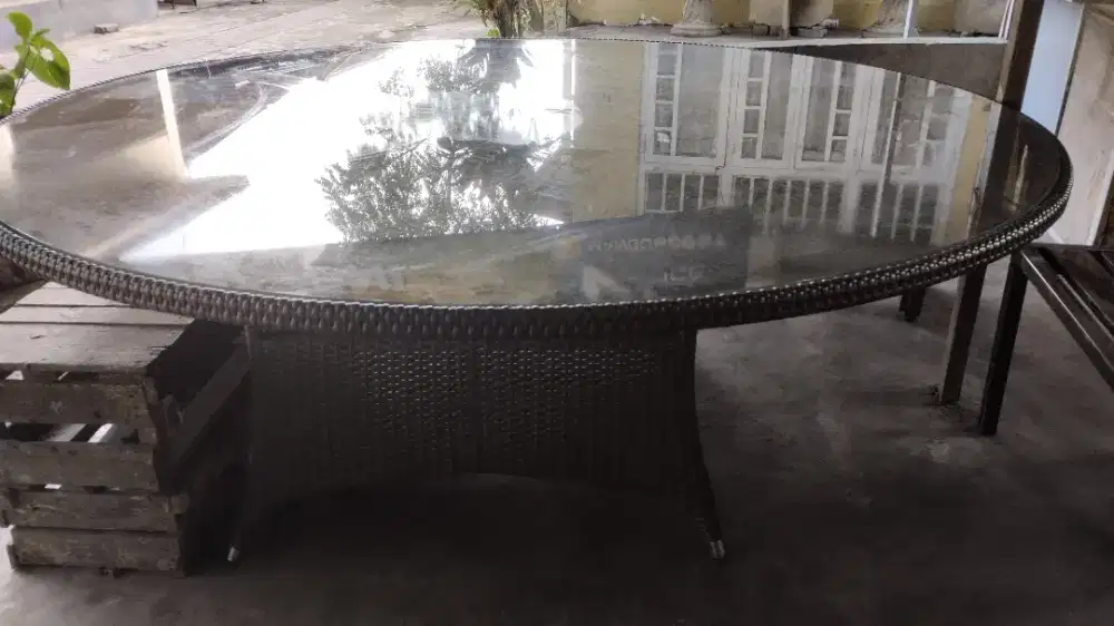 Meja bulat rotan sintetis