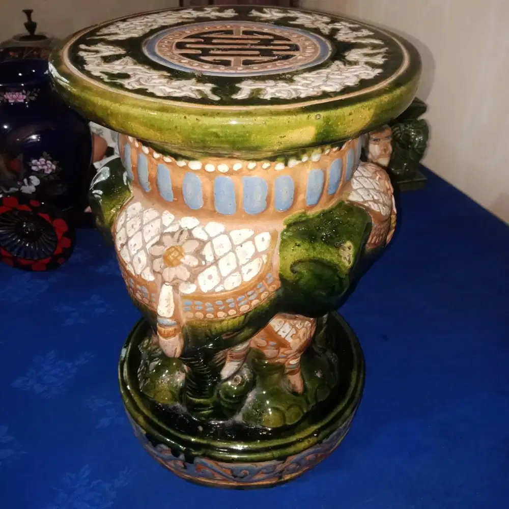 Bangku Keramik  Antik Kepala Gajah Hijau