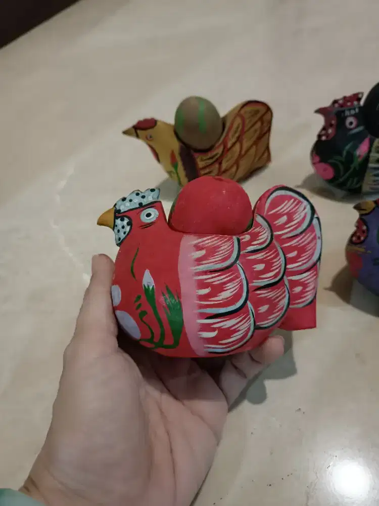 Patung Jadul Vintage kayu buatan tangan Ayam betina bertelur