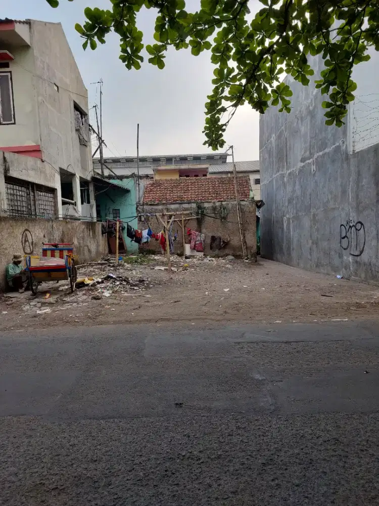 Dijual tanah komersial. Cocok untuk usaha. Pinggir jalan aktif.