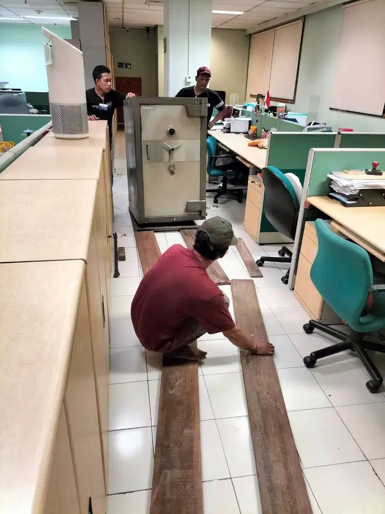 tenaga kuat angkat brankas