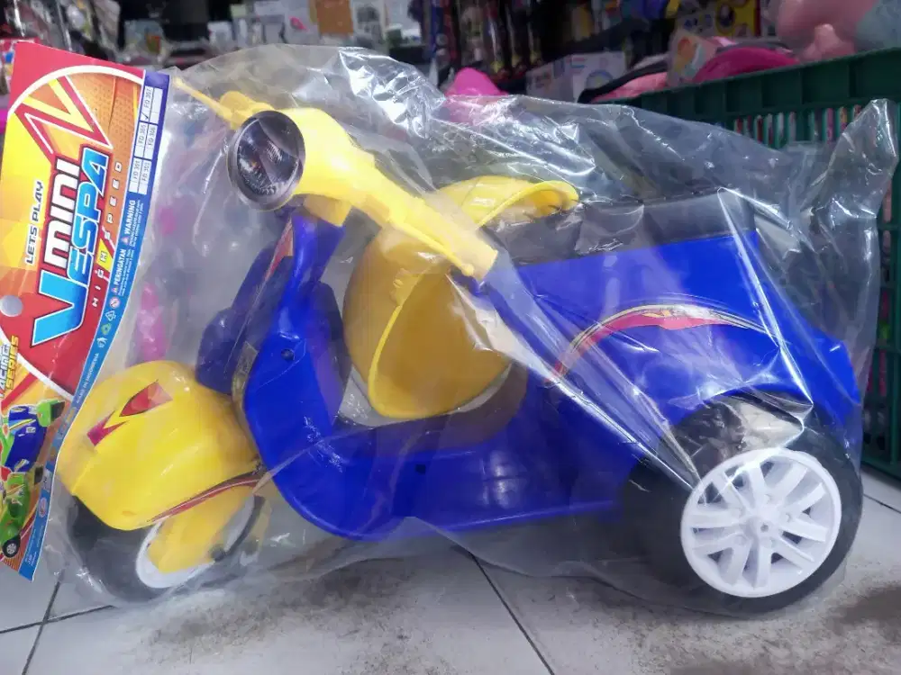 Mainan Anak Vespa Naik Helm