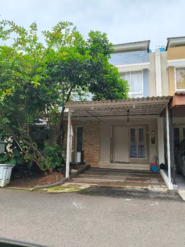 Dijual rumah semi furnished rapi dan depan sport club