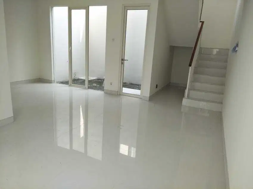 Disewakan Rumah Grand Pakuwon Semi Furnished dkt Margomulyo