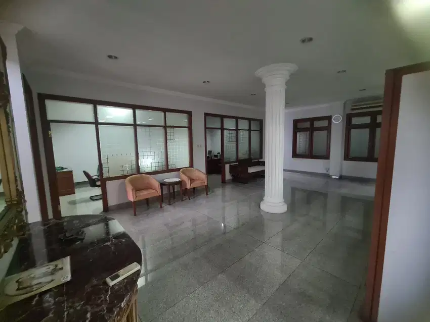 RUMAH 2 LANTAI EX KANTOR ADA PARKIR BASEMENT PAKUBUWONO KEBAYORAN BARU
