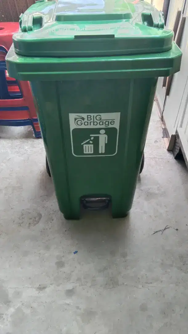 Kotak sampah injek