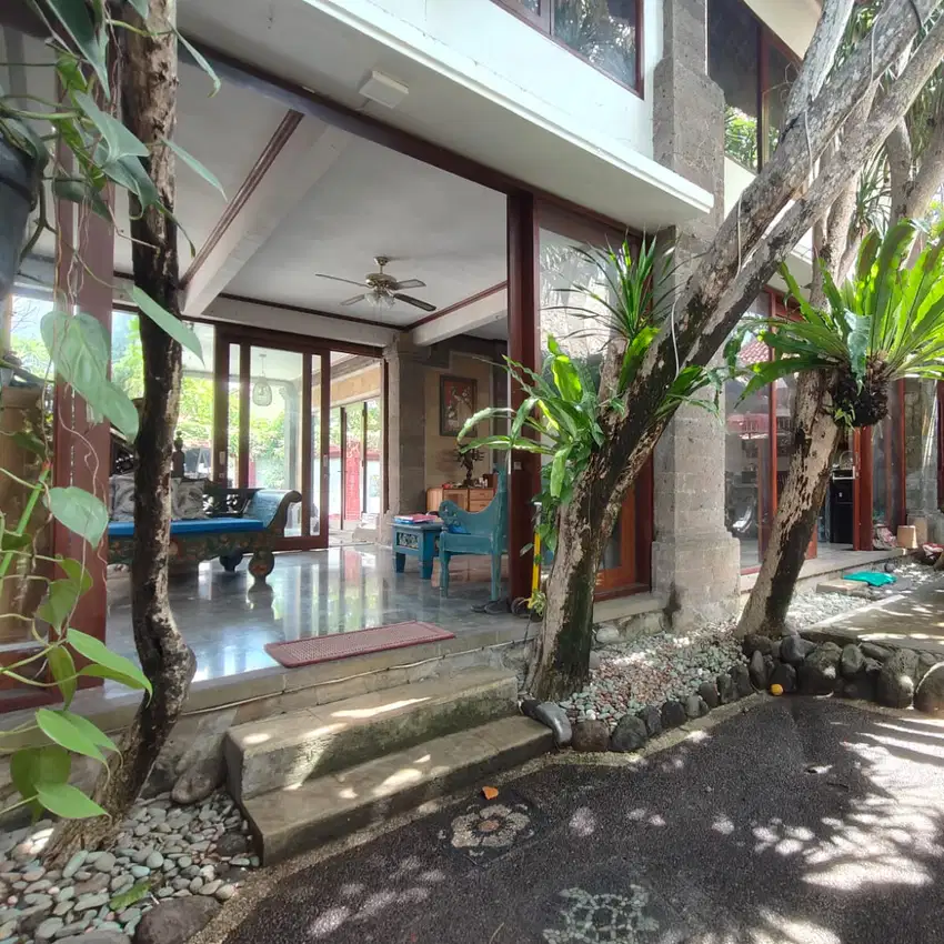 DIJUAL CEPAT  Villa Lokasi Strategis