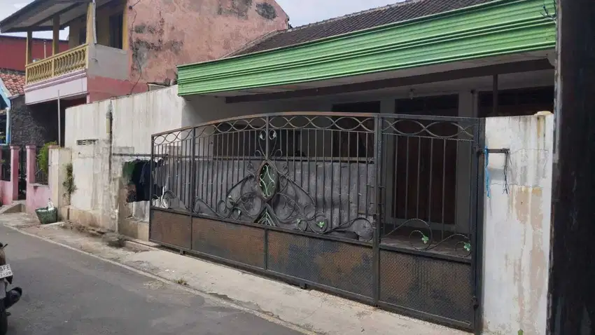 Jual rumah lama semanggi pasar Kliwon solo murah BU