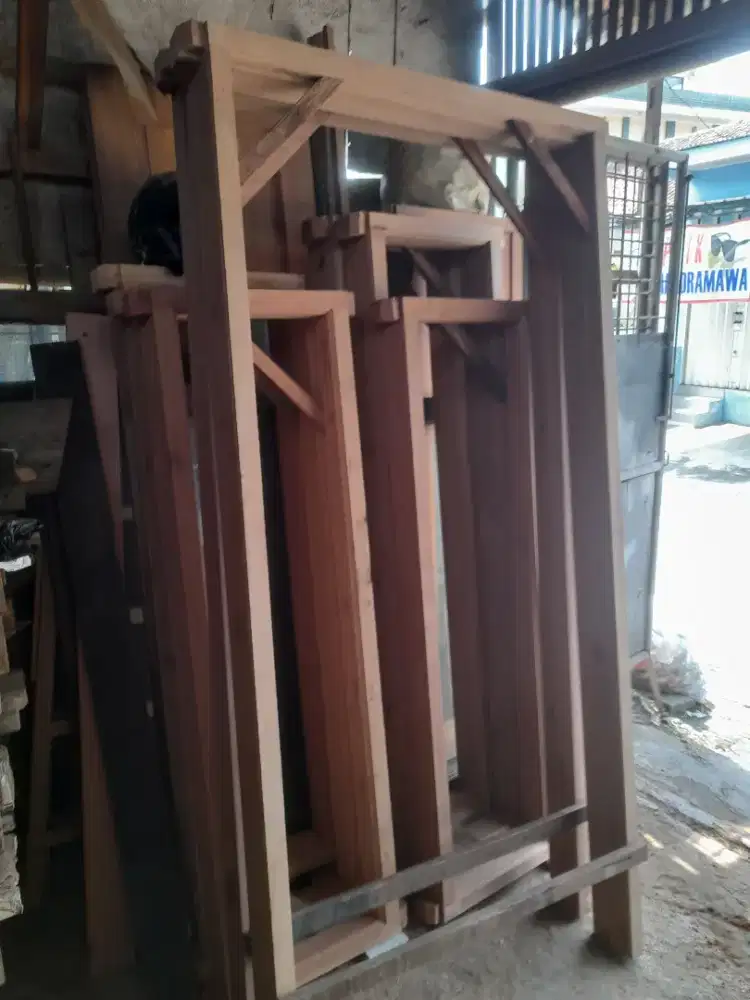 Kusen kayu depan jendela depan