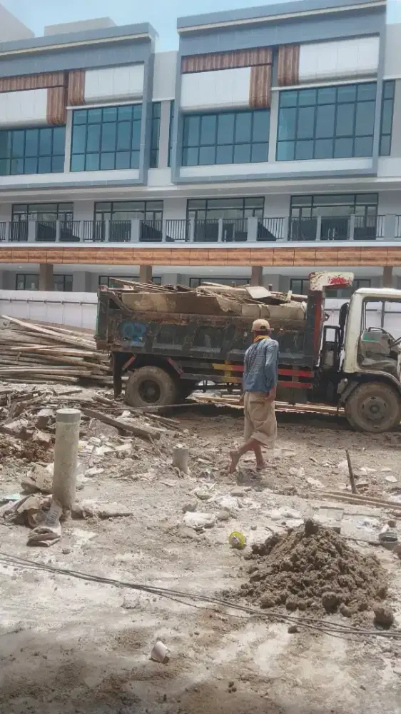 Buang sampah puing bangunan