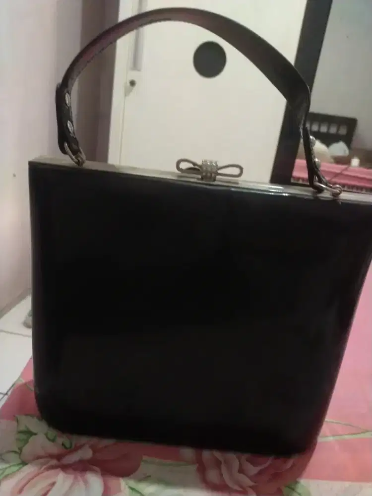 tas hitam ellizabeth