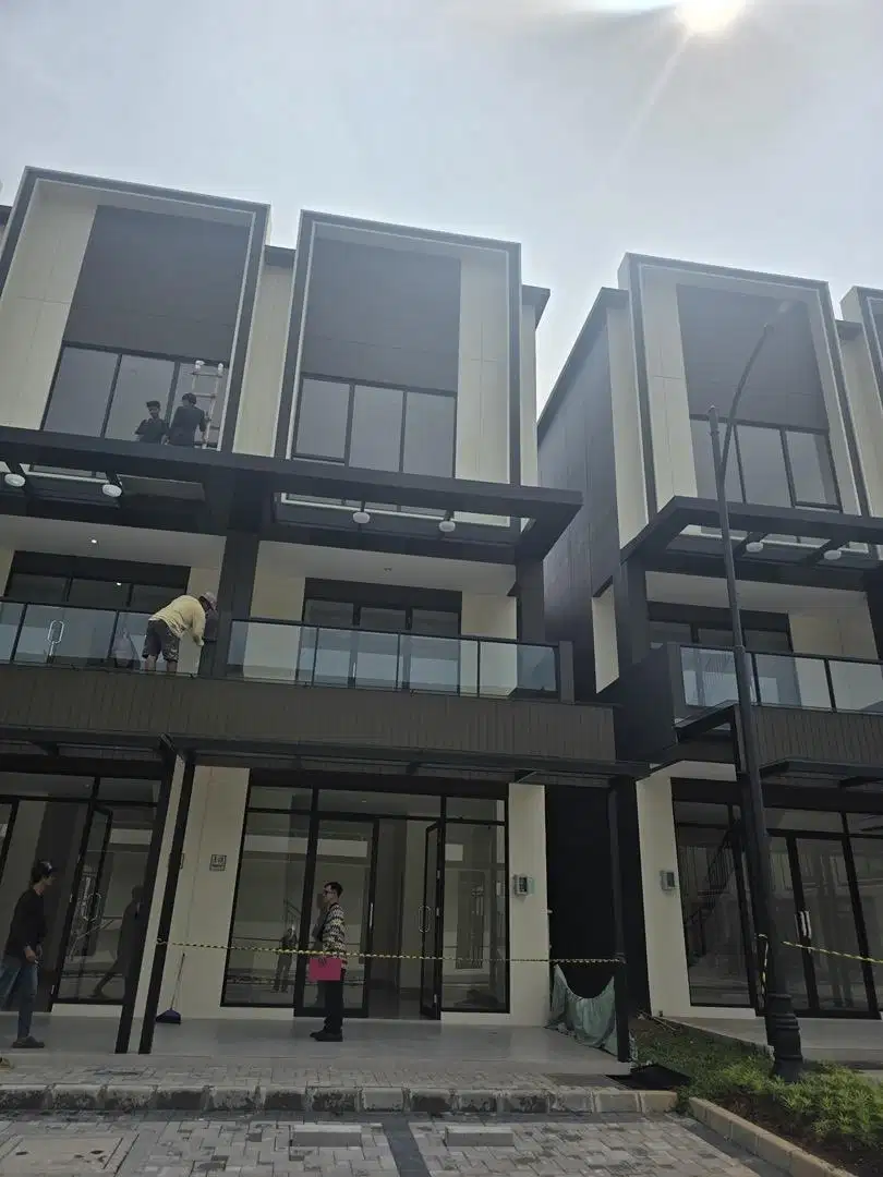 Ruko baru 3 lantai, siap pakai di tengah kota gading serpong