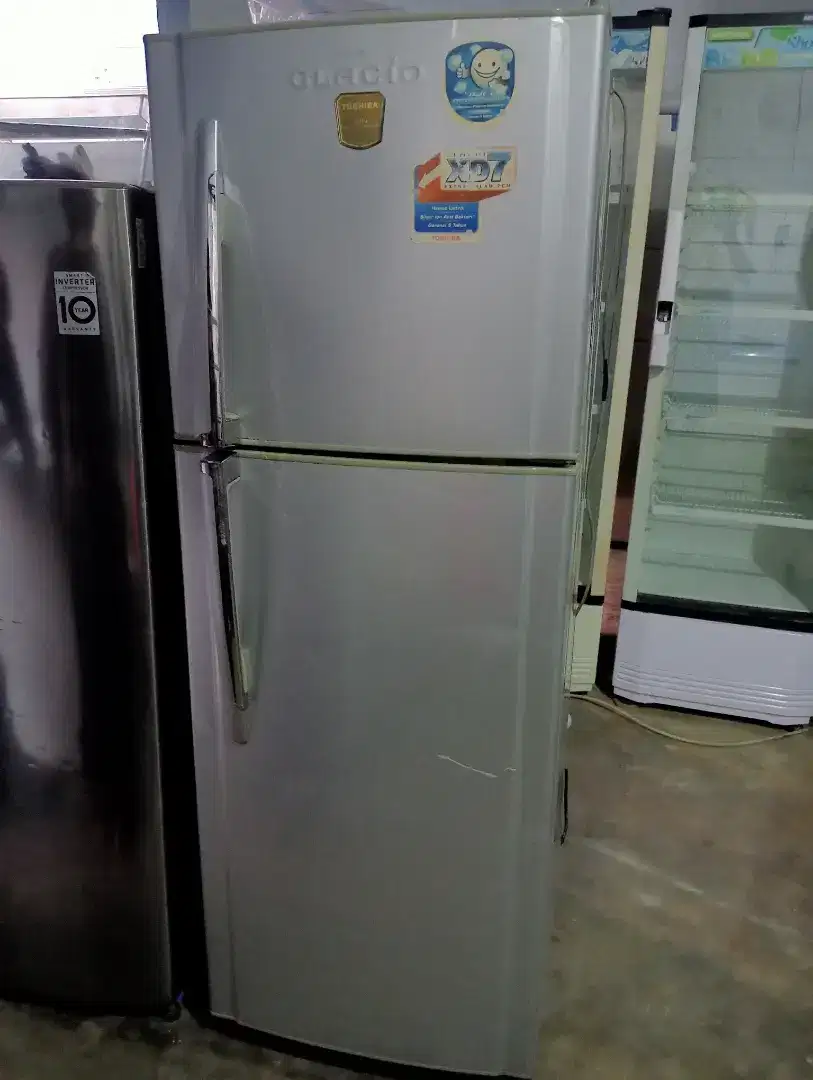 Di jual kulkas Toshiba 2 pintu standar masih orisinil pabrik