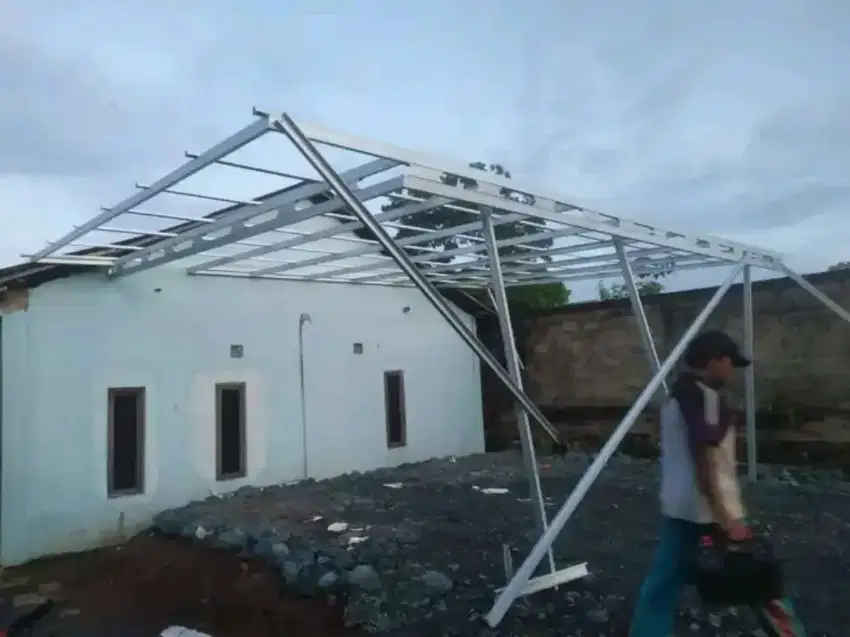 Terpasang kanopi teras rumah minimalis modern menggunakan baja ringan