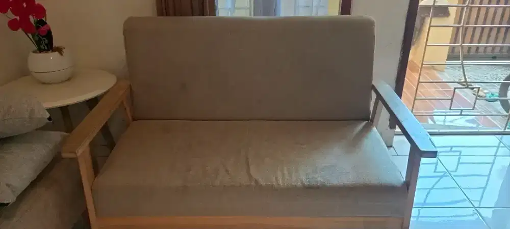 Kursi sofa warna cream