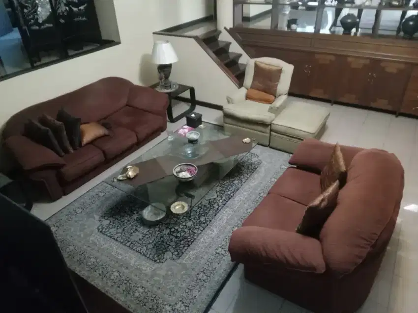 2 sofa 1 kursi dan meja kaca