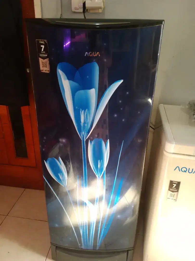 Kulkas 1 pintu merk Aqua seperti baru
