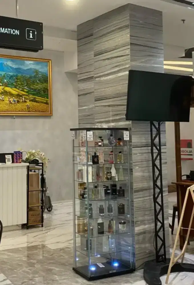 Dijual murah etalase Newvy Curio Informa baru pakai 3 bulan