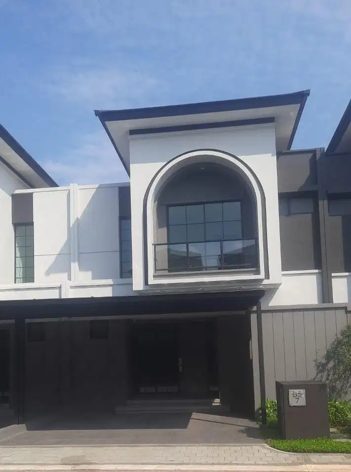 Rumah baru semi furnished, carport untuk 2 mobil
