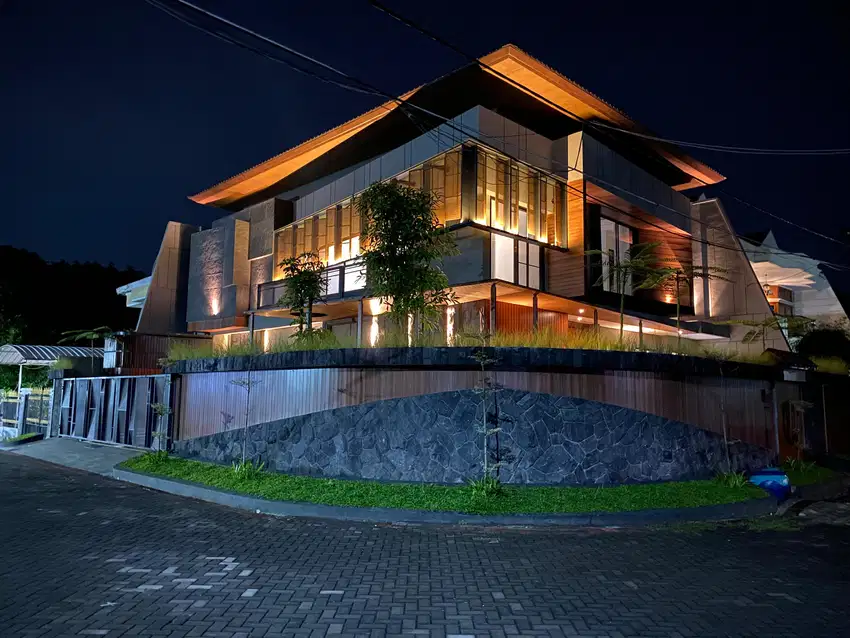 Rumah Manyar Kertoadi Tropis Modern, Punya Waterfall 10 Meter