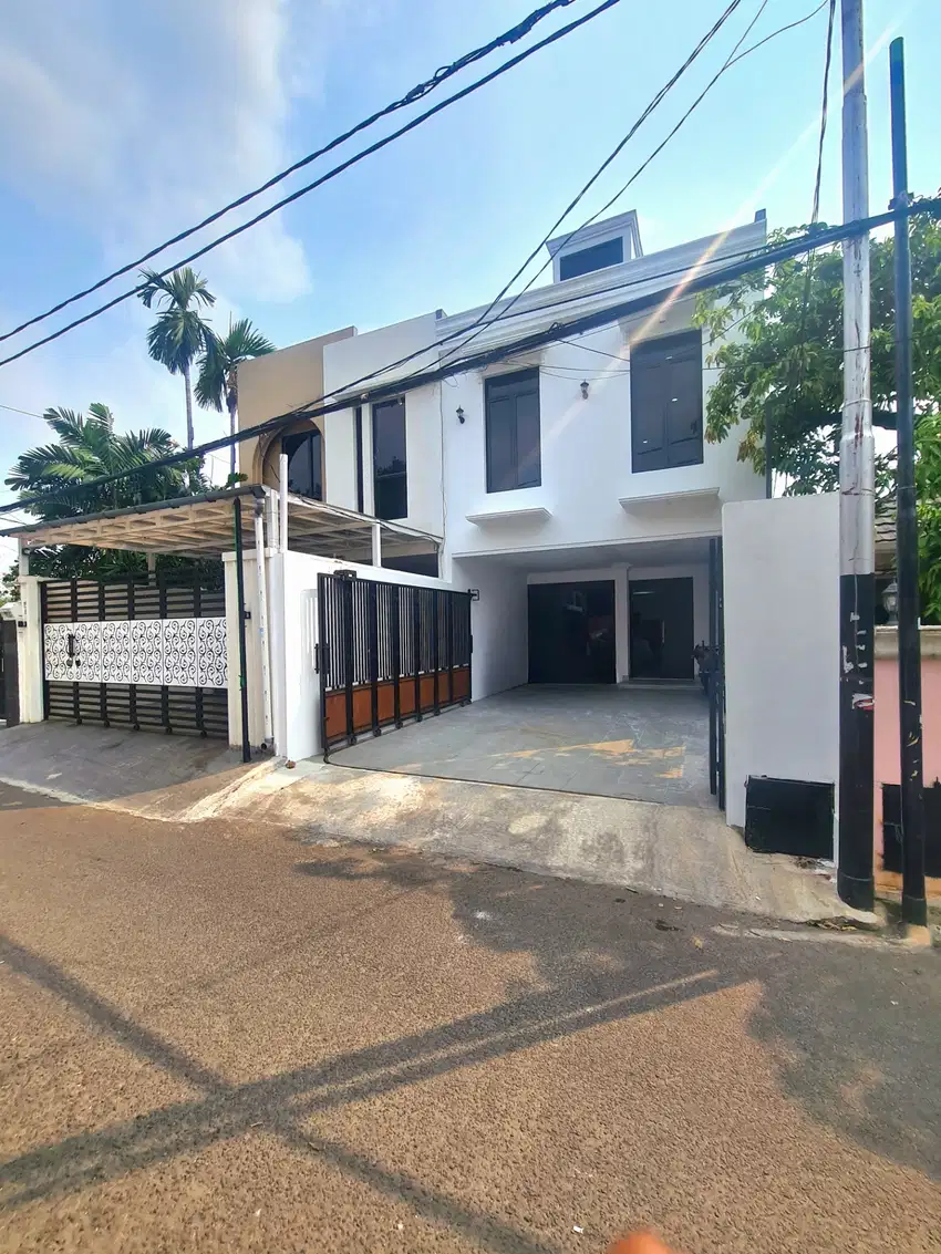 Brand NEW! Rumah Kemang Dijual. Semi Furnish, Pool & Halaman Luas