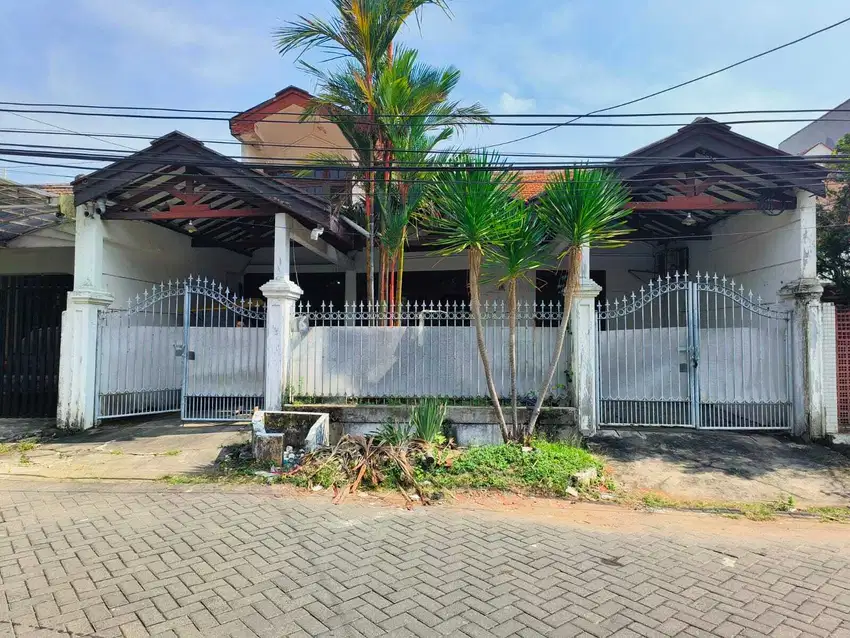 Rumah Darmo Permai Selatan, area Belakang TBMO Bangunan 1.5 lantai