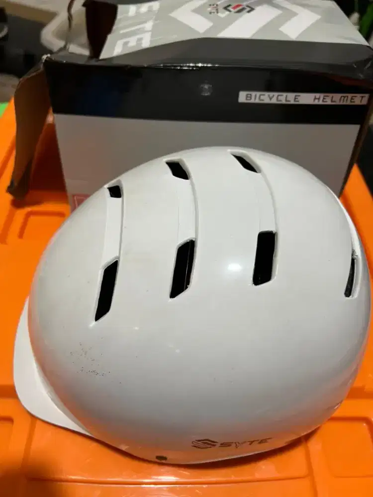 DIJUAL HELM SEPEDA KONDISI BARU + BOX
