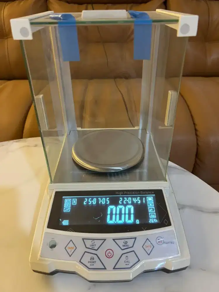 DIJUAL TIMBANGAN EMAS DIGITAL MERK FUJITSU , CUMA BEBERAPA KALI PAKAI.